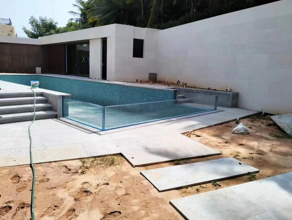 Clear thick acrylic swimming pool wall