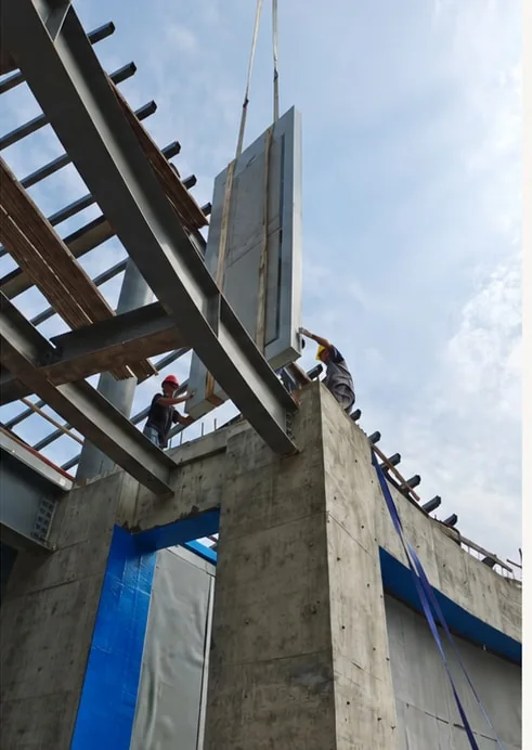Handling arrangement beside the opening