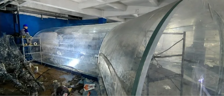 Acryltunnel tijdens de installatie in de Shenzhen Hengyuan Hailifang project