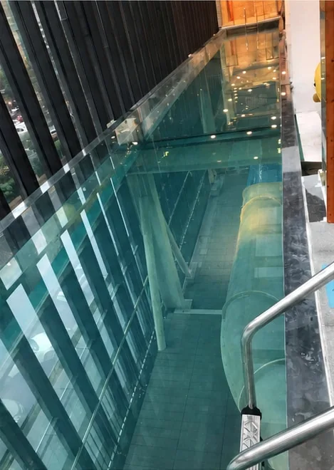 Viewing space beside the aquarium wall