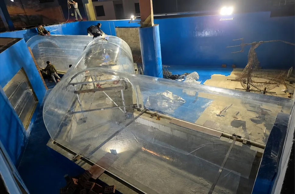 Acrylic tunnel section at the installation site