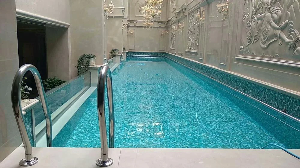 Transparent cast acrylic panel for swimming pool