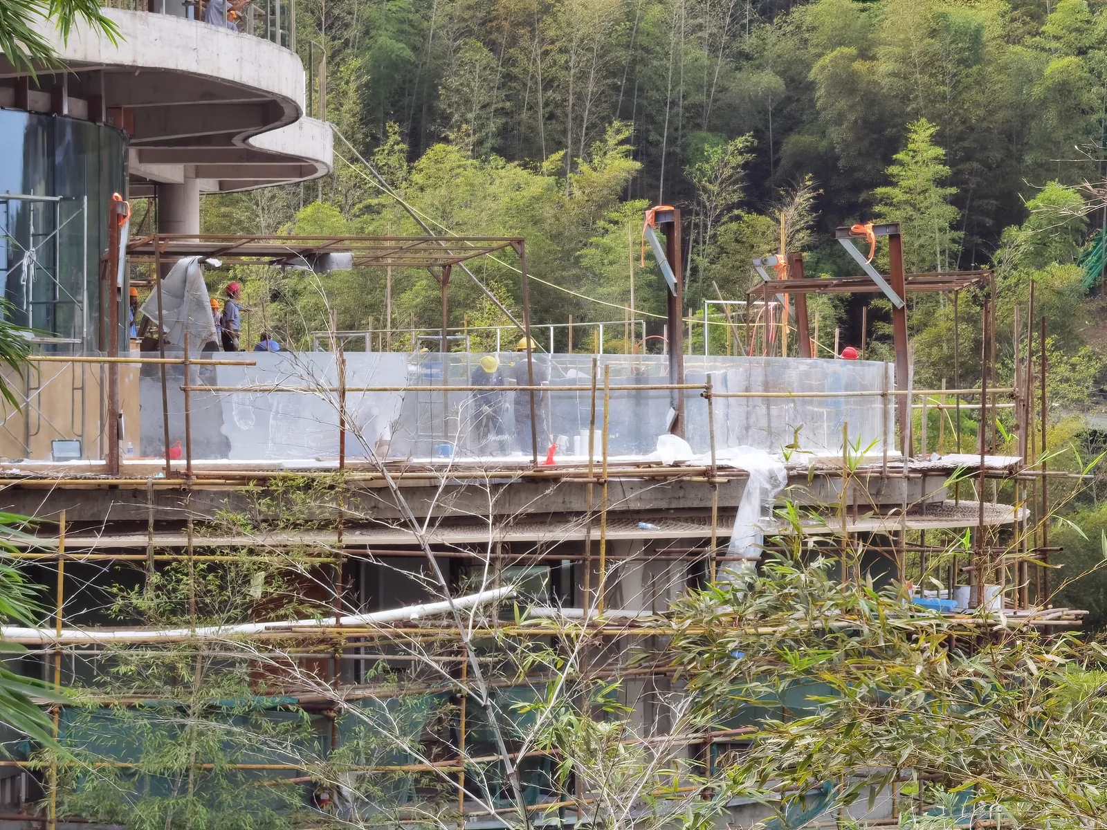 Liyang Zhuxigu curved pool — installation stage